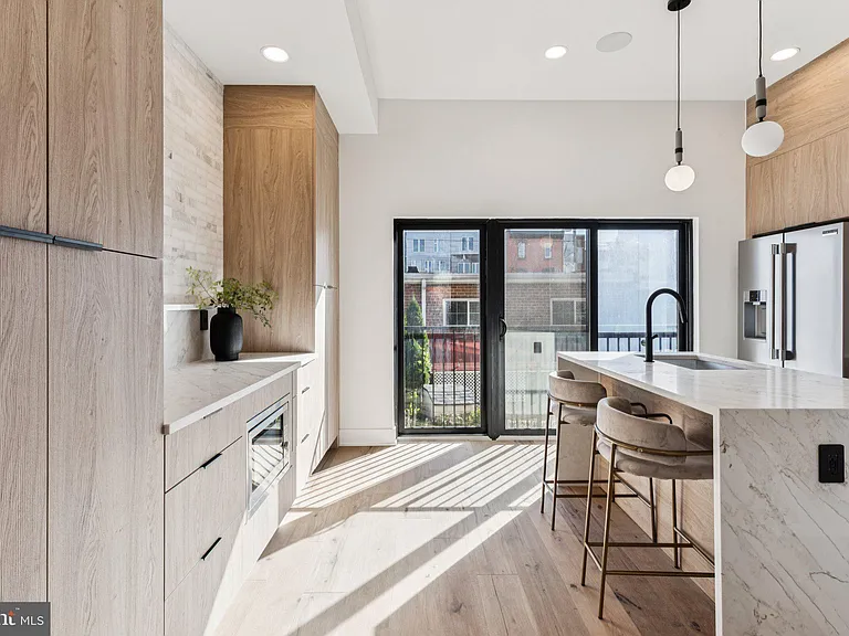 739 N Capitol St — Photo 15