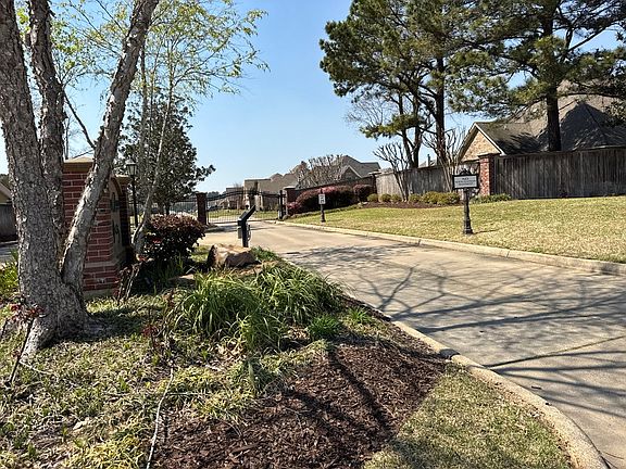4th image of 9330 Briarcrest St