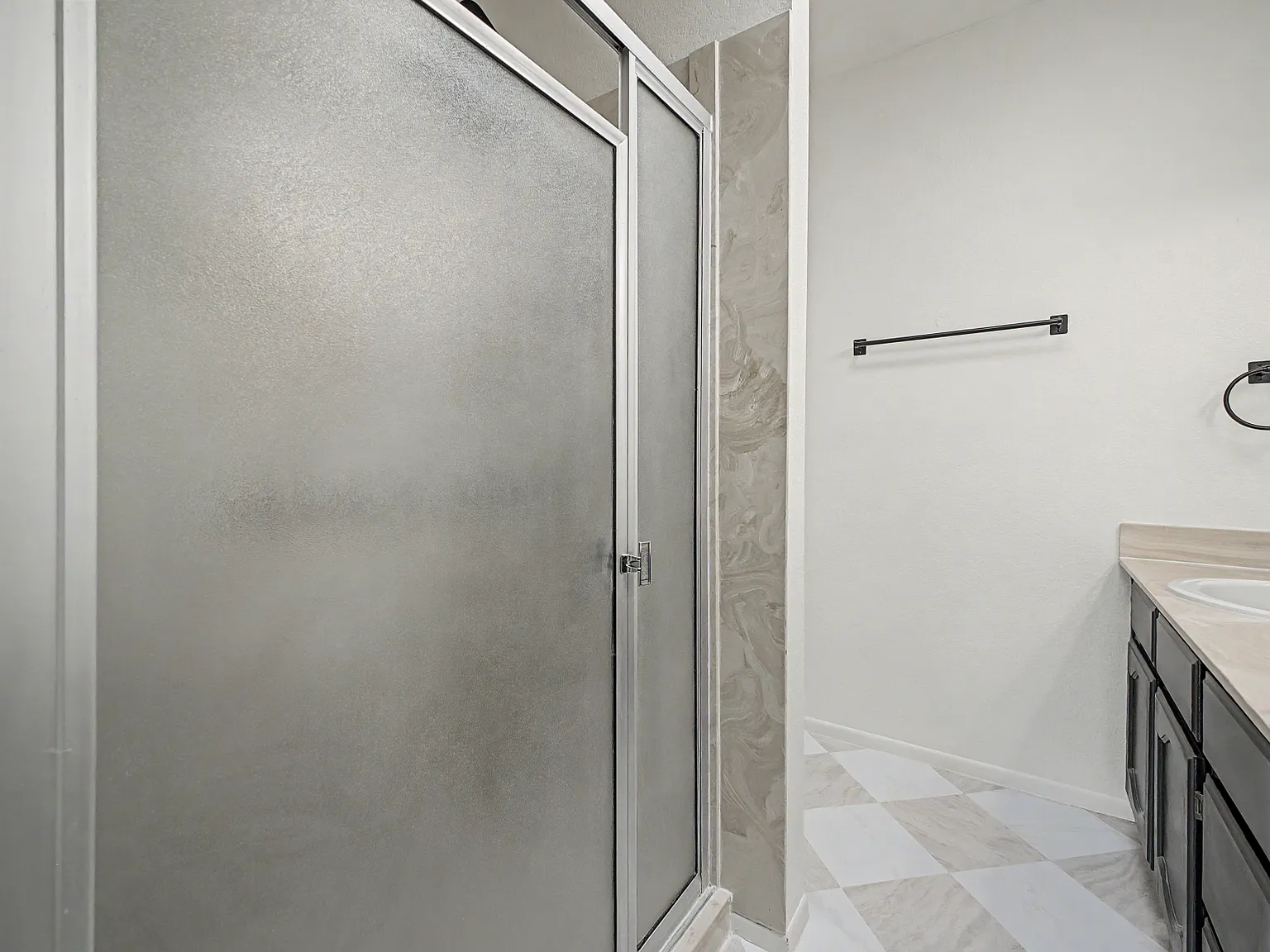 2 bed, 1300 sqft, $2,000 — Photo 3