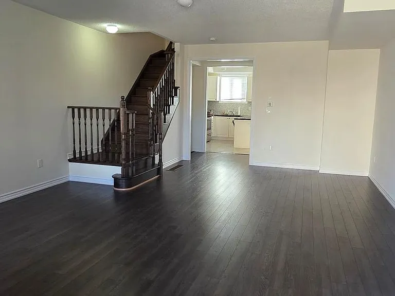 27 Shiff Cres — Photo 8