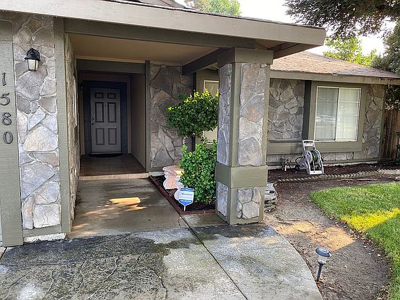 4th image of 1580 Grapevine Dr