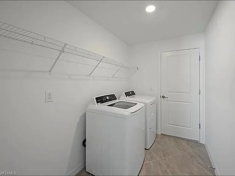 1700 NE 6th Pl — Photo 4