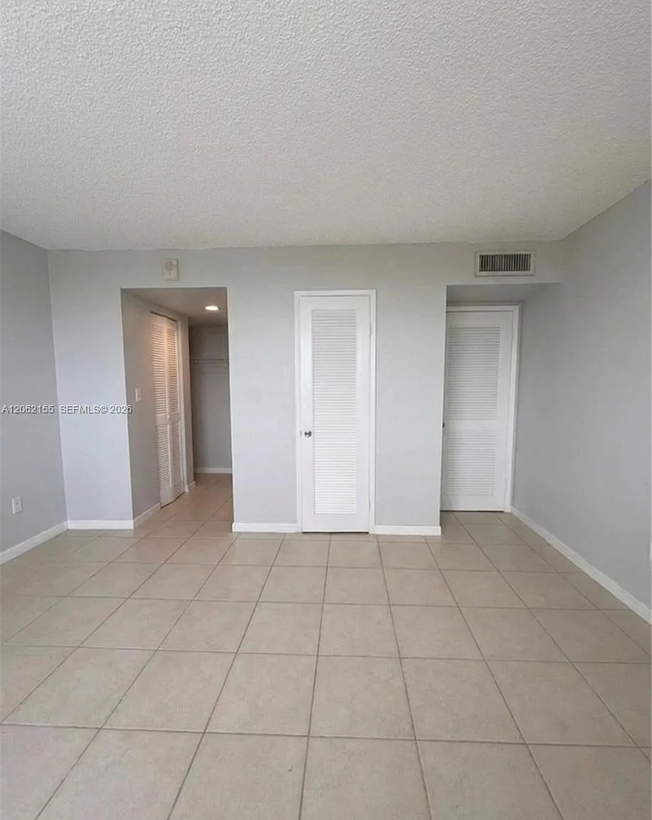 Stratford House Condo — Photo 3