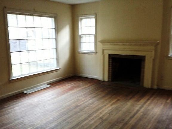 2nd image of 3020 Custer Ave