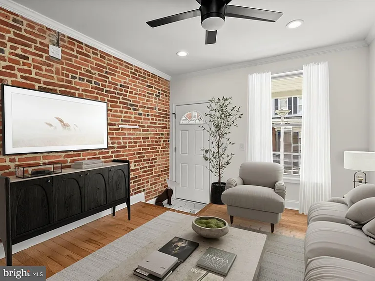 404 N Robinson St — Photo 2