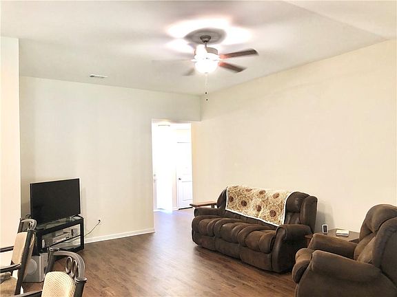 5th image of 112 Roswell Dr W
