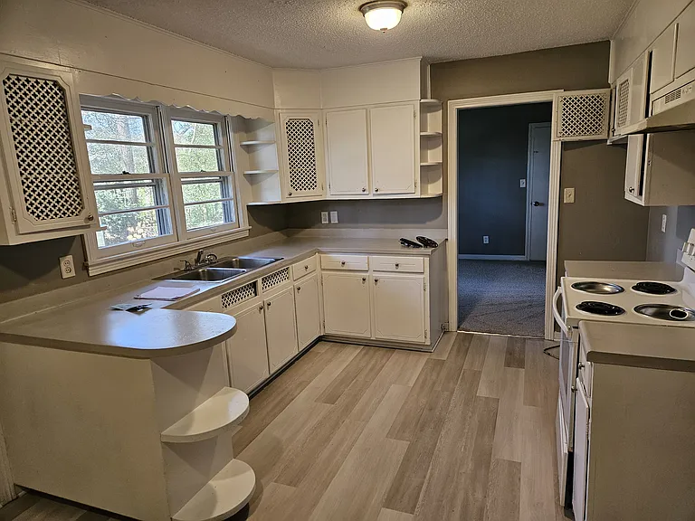 908 Charles Ct — Photo 10