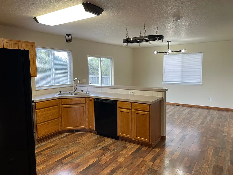 494 S Tamera Ave — Photo 4