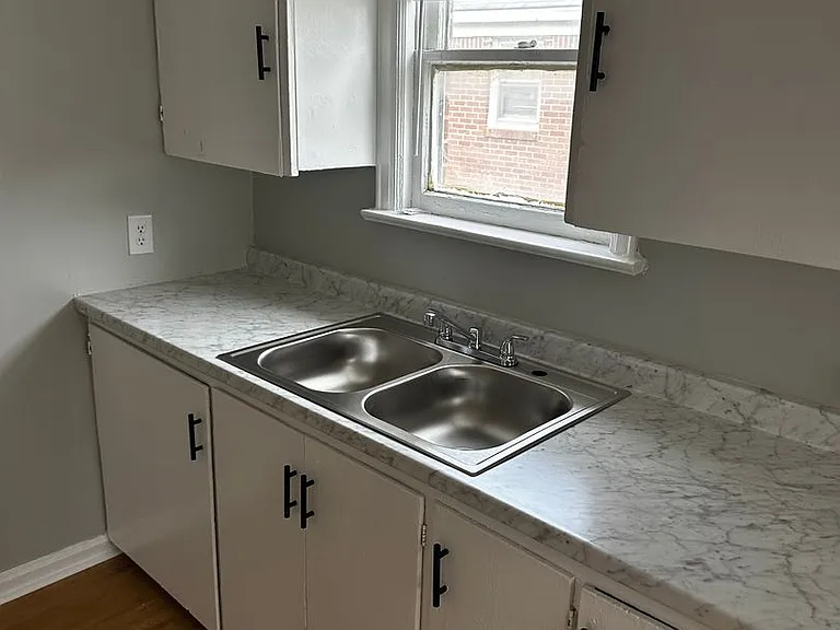 440 N Indiana Ave — Photo 4