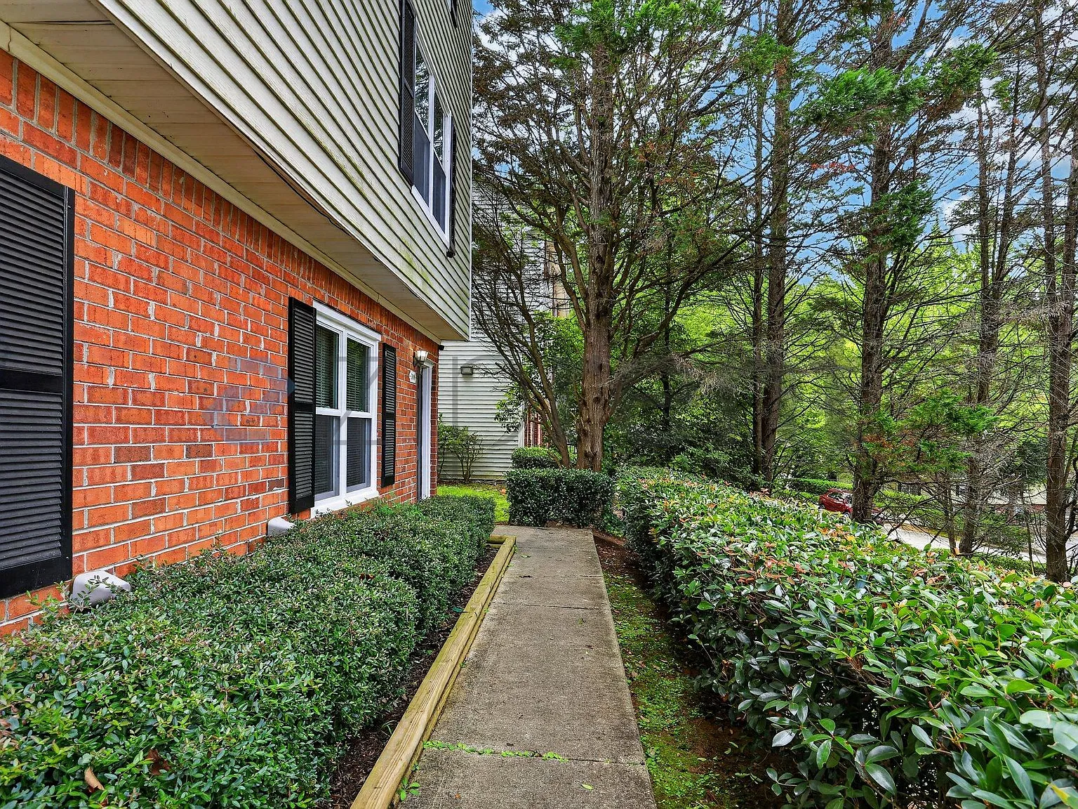 3 bed, 2.5 bath, 1725 sqft, $2,000 — Photo 3