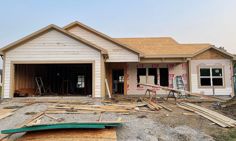 1st image of 403 NE Chestnut Ct