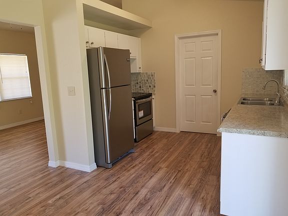 5th image of 805 NW 6th Ter