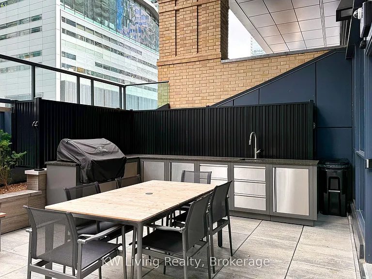 327 King St W #1302 — Photo 19