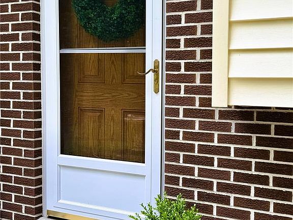 3rd image of 525 Pinewood Rd
