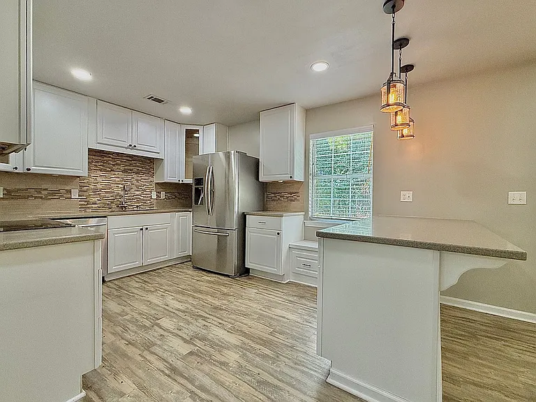 337 NE Sheila Dr — Photo 5