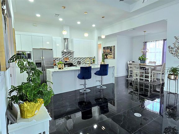 4th image of 705 Harding Ln