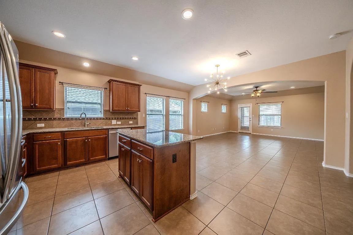 4 bed, 1992 sqft, $2,850 — Photo 3