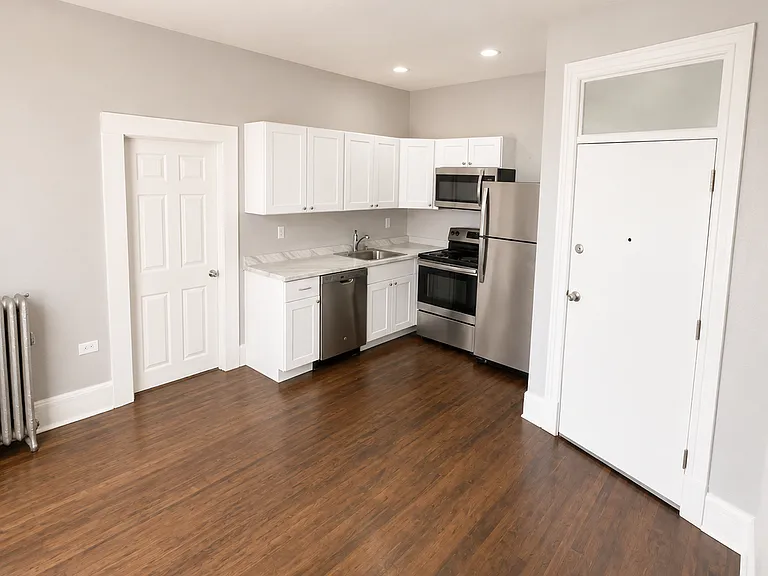 Rare Highlands Location w/ Parking Spot & Laundry On-Site! 32nd & Lowell — Photo 4