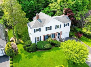 10 Overhill Ln, Roslyn, NY 11576