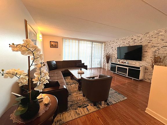 3rd image of 11 W Green St APT 408