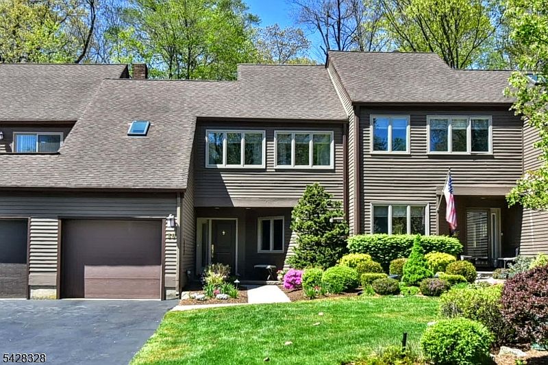 1st image of 30 N Bayard Ln