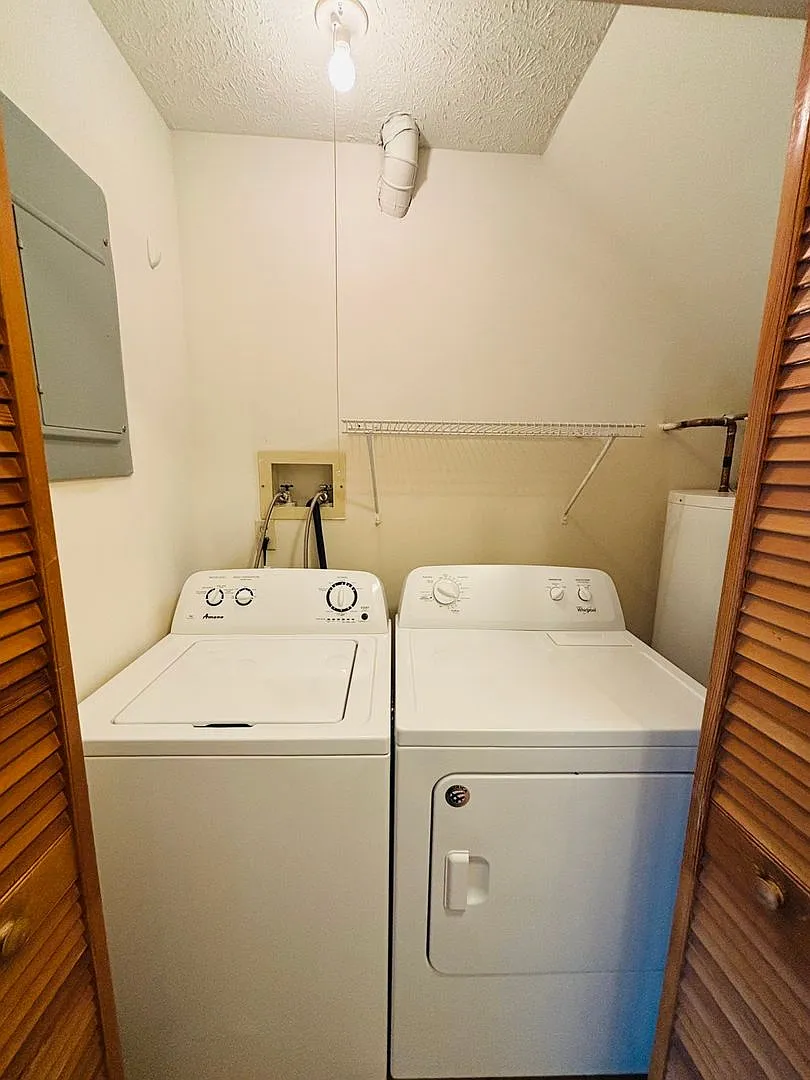 3 Bedroom 2.5 Half Bath Townhouse — Photo 2
