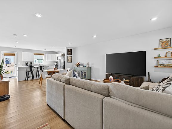 3rd image of 383 Thresher St