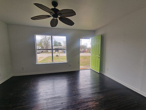 3rd image of 462 Comanche Dr