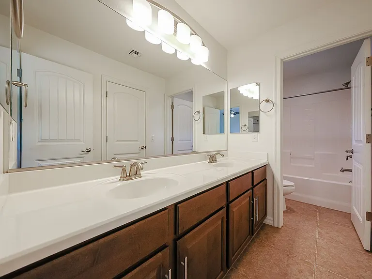 2744 E Donato Dr — Photo 20