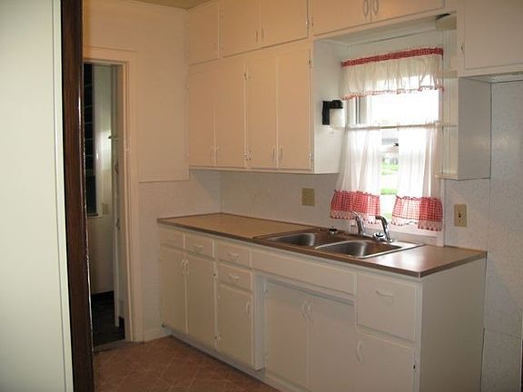 3rd image of 822 9th St SE