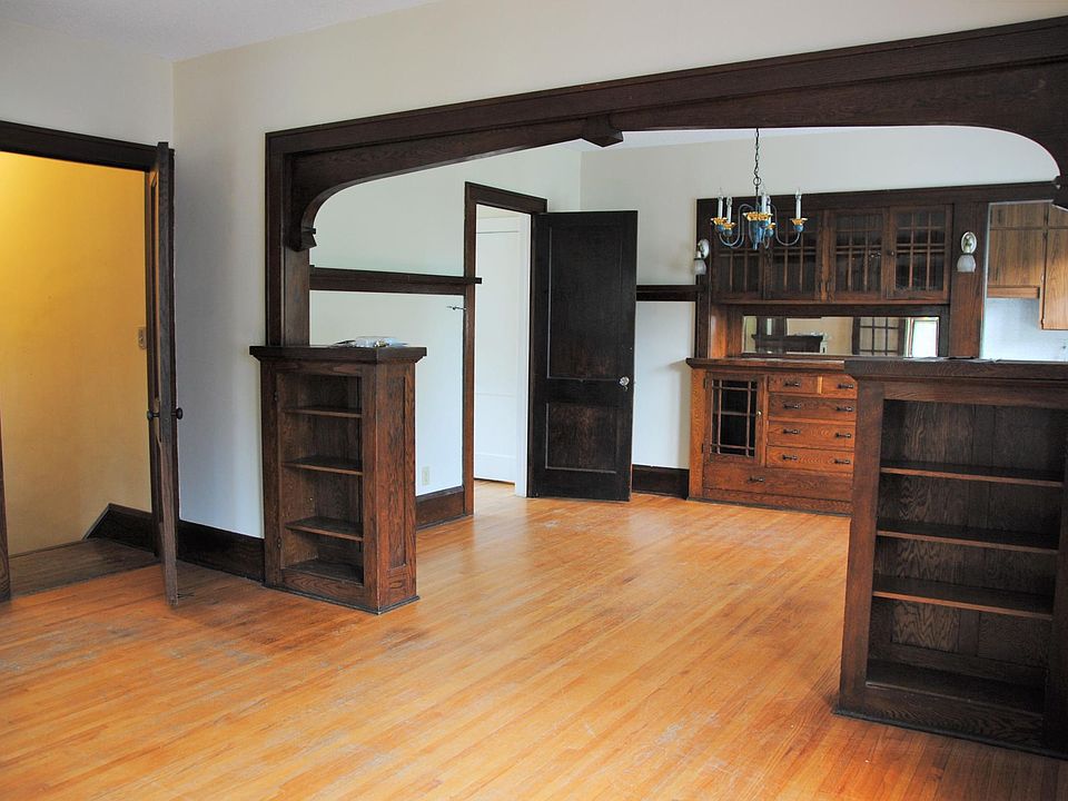 Beautiful 1920's duplex with formal dinning room, original built-ins, and 9 ft ceilings.