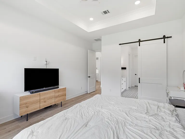 4728 Brockwell Dr — Photo 3