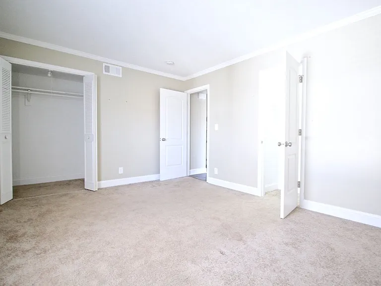 Plaza La Belle Apartments — Photo 34