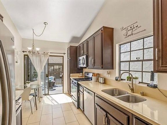 2nd image of 2542 W Macarthur Blvd Unit L