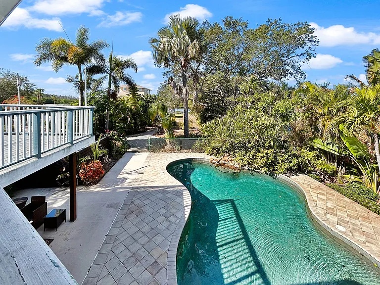 3033 Pineview Dr — Photo 3