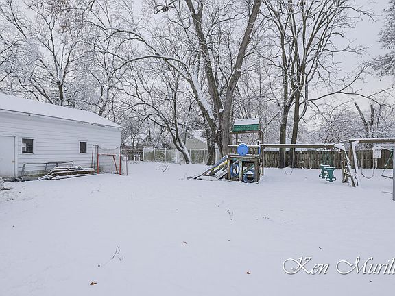 3rd image of 2427 De Laat Ave SW