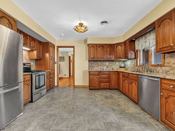 3rd image of 42 Goldfinch Ln