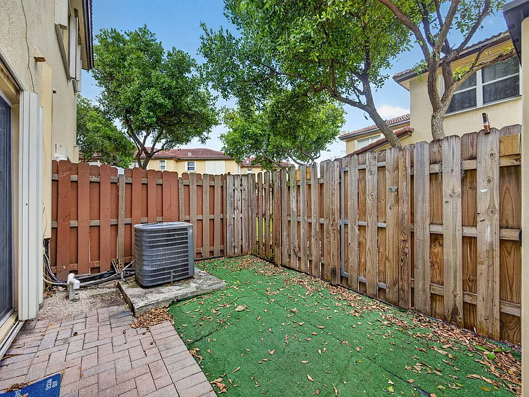 1575 NE 33rd Ave #105 — Photo 38