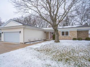 516 W Apple Tree Rd, Glendale, WI 53217