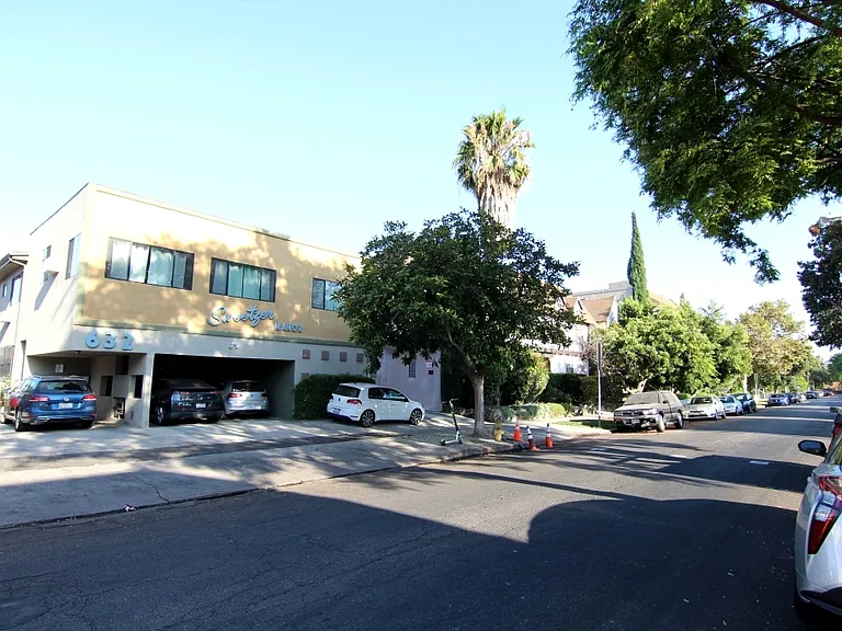 632 N Sweetzer Ave #8 — Photo 3