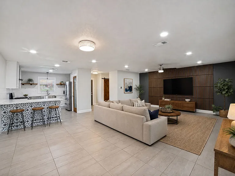 612 Booth Dr — Photo 2