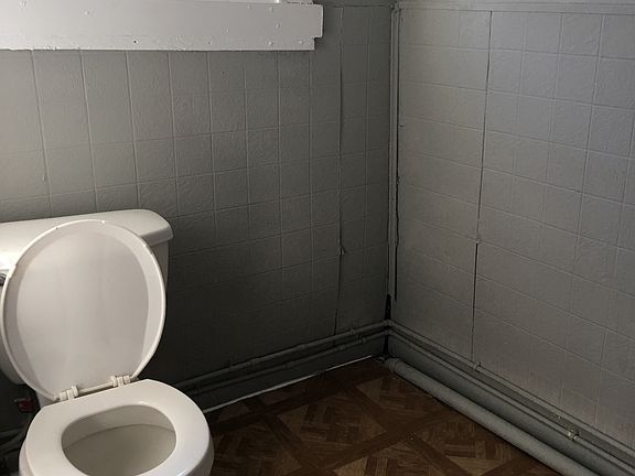 3rd image of 1427 Manss Ave