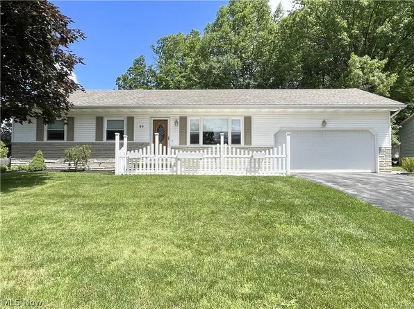 80 Country Green Dr, Youngstown, OH 44515