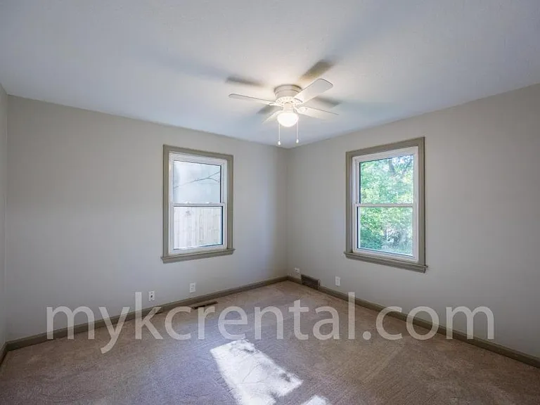 7915 W 59th Ter — Photo 12