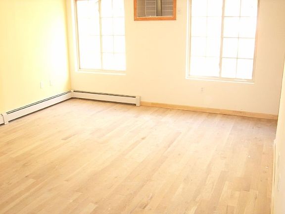 3rd image of 325 Beekman Ave