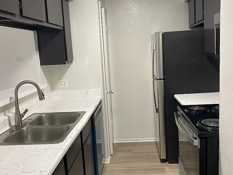 2-2 B1 946 SQ FT