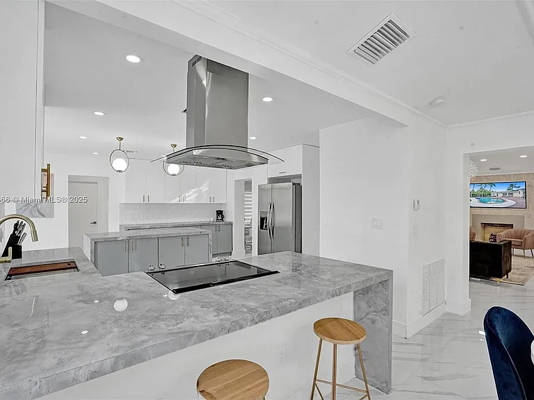 725 Harrison St — Photo 7