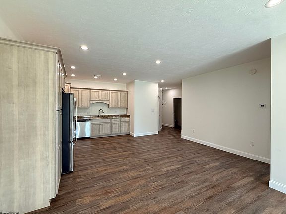 5th image of 142 Willow Oak Dr
