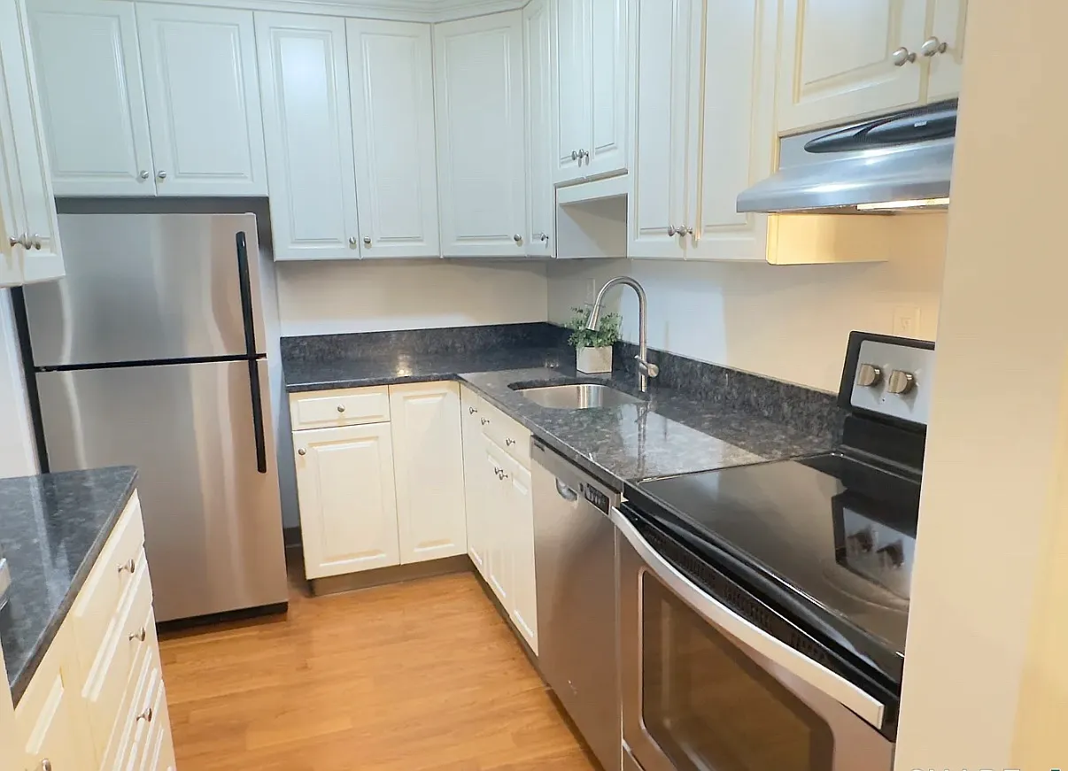 2 bed, 940 sqft, $2,100 — Photo 4