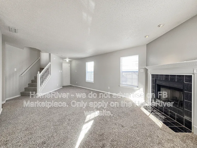 3 bed, 2.5 bath, 1759 sqft, $1,945 — Photo 2